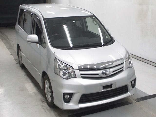 2013 TOYOTA NOAH SI